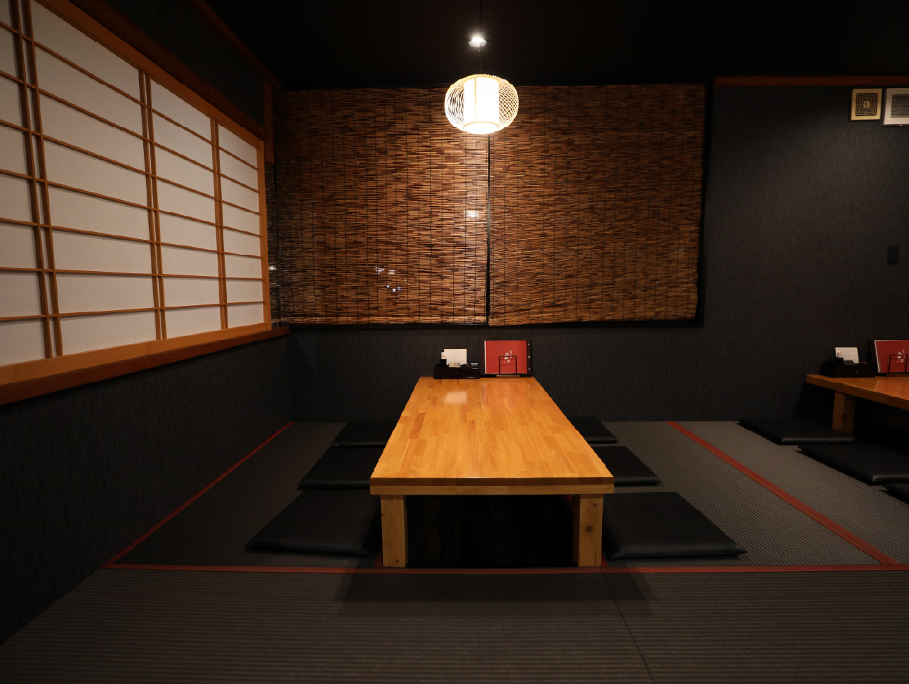 法事や会食にも適した、落ち着いた和の趣がある広い座敷席