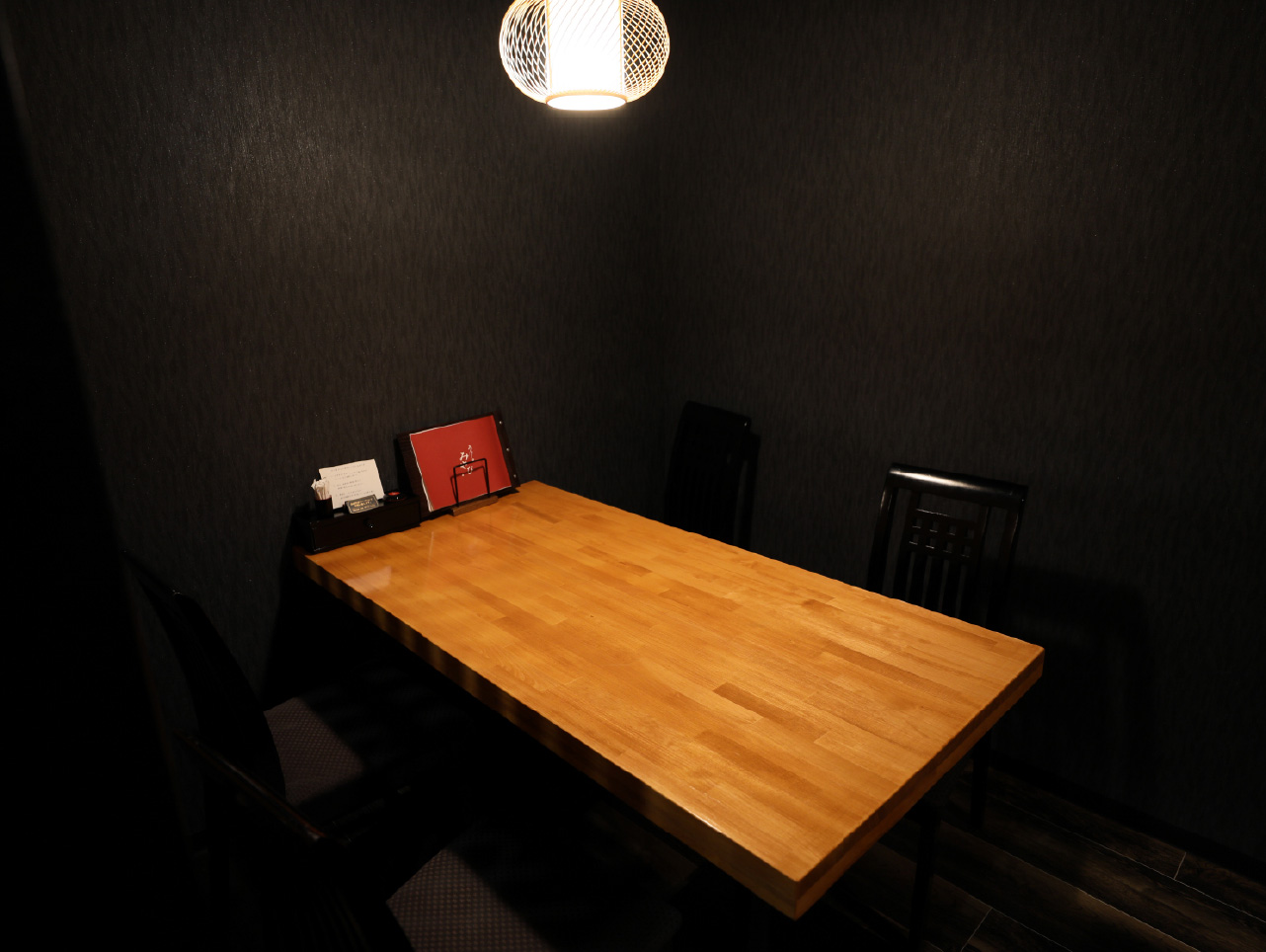 少人数での会食や普段使いに最適な、プライベート感のあるテーブル席