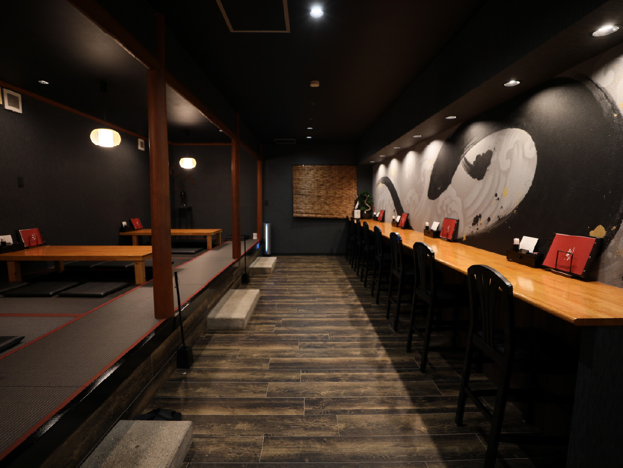 うなぎ家みやびの店内全景。左手に座敷席、右手にカウンター席を備えた開放的な空間