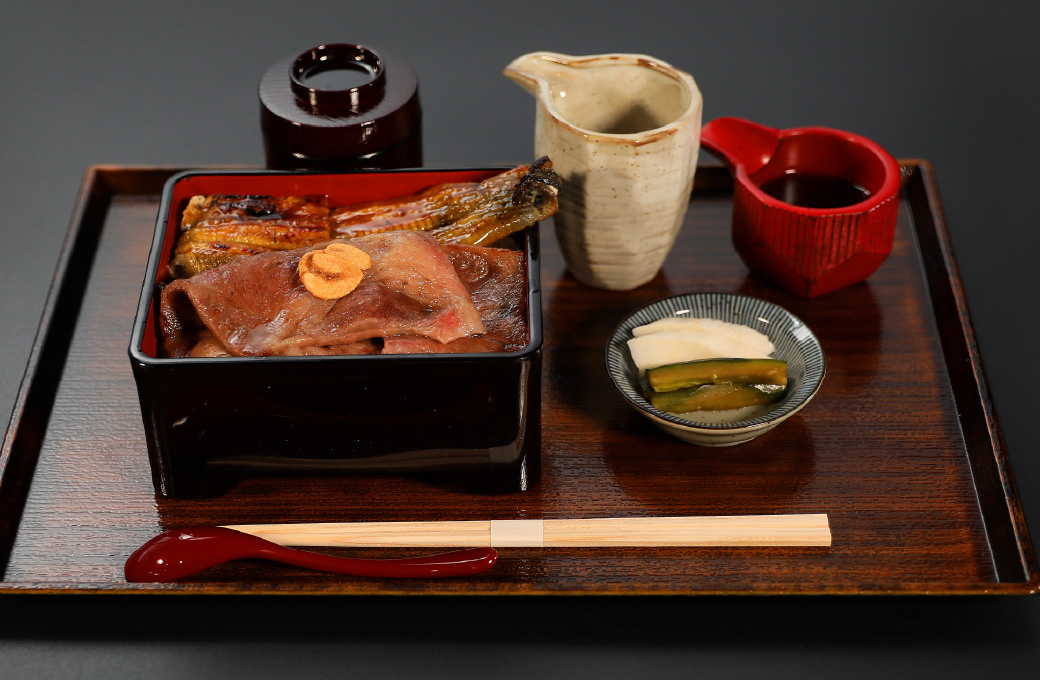 うなぎ蒲焼きと国産A5肩ロースステーキが一度に味わえる うな牛重