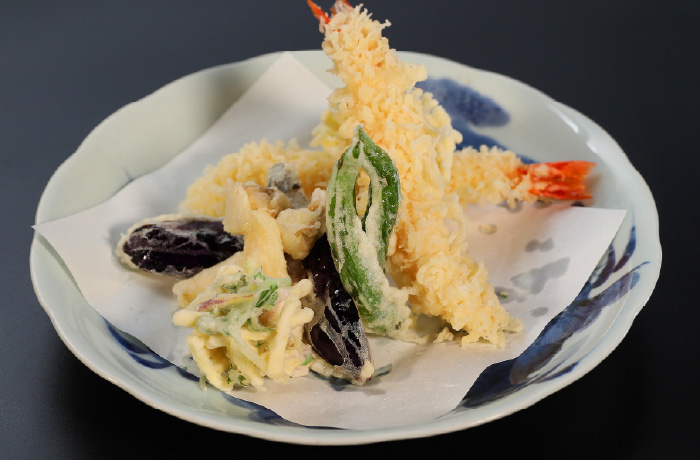 大きな海老と旬の野菜をサクッと揚げた 天婦羅盛り合わせ