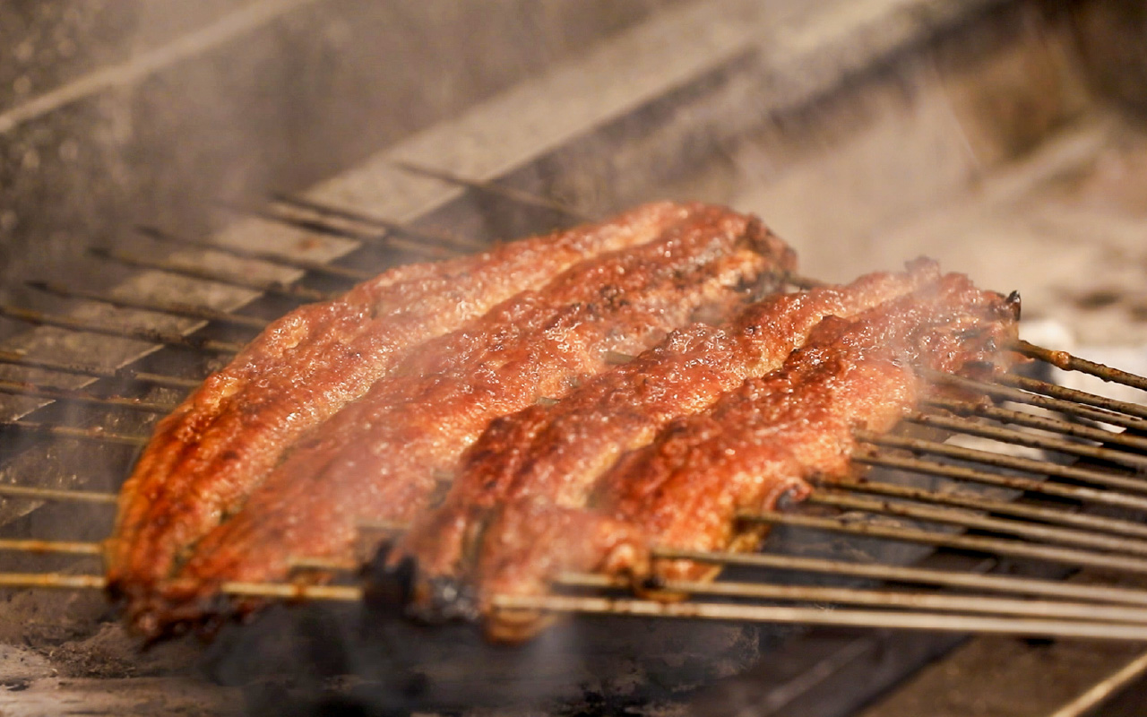 京料理の技法を活かして鰻を調理する熟練職人
